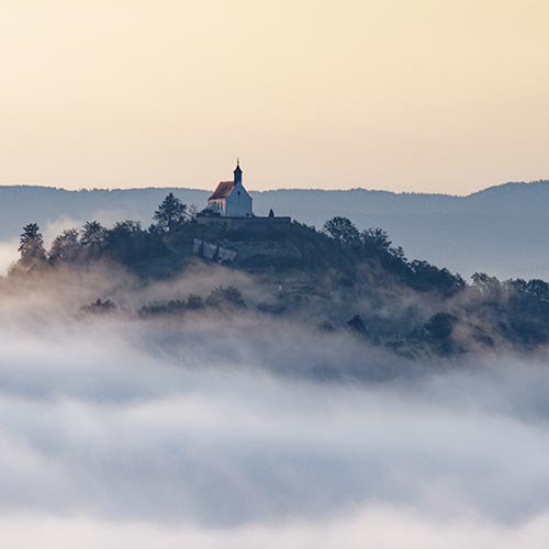 Wurmlinger Kapelle umgeben von Nebel